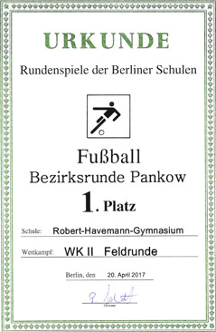 Platz 1 Fussball 04/17