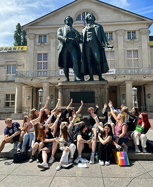Weimar Statur Goethe und Schiller mit Studiengruppe davor